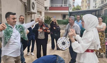 Mersin'de ilginç gelin alma: Damat, vinç sepetiyle 4. kata çıkarak gelini aldı