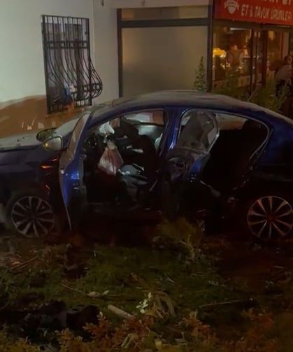 İki araç çarpıştı, biri bahçeye girdi: 9 yaralı