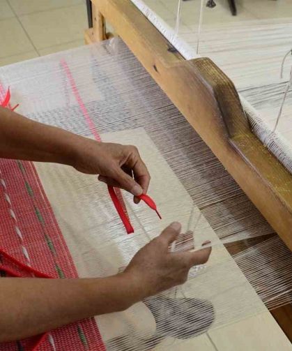 Kadınlar üretime kazandırdı: Ayakkabı bağcıkları renkli çantalara dönüşüyor