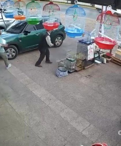 O anlar kamerada: Kayan otomobil kaldırıma çarpıp ters döndü