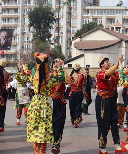 Mersin’de 23 Nisan coşkusu resmi törenle başladı