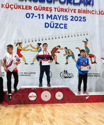 Mersinli güreşçiler Düzce’den madalyayla döndü