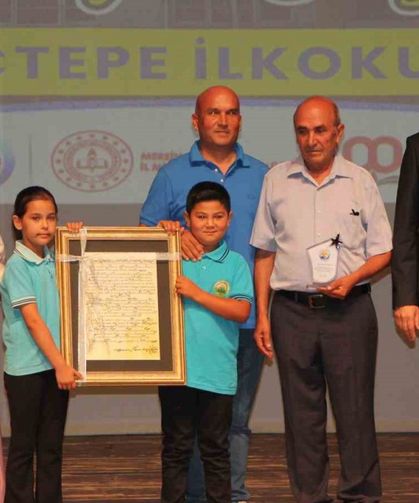 Mersin’de okul yaptıran hayırseverlere plaket takdim edildi