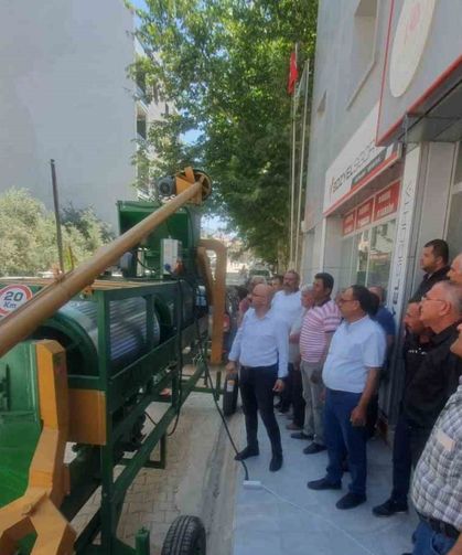 Mut’ta üreticiye tohum eleme makinesi