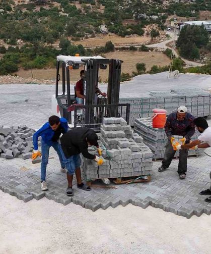 Tarsus’ta mahallelerin yolları kilit parkeyle yenileniyor