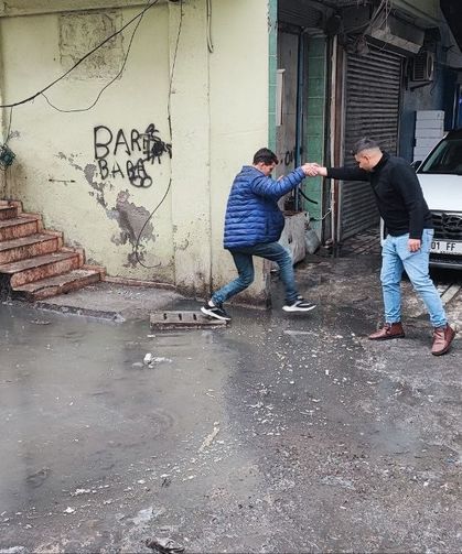 Adana’da esnaf kanalizasyon sorununun bir türlü çözülmemesine tepkili