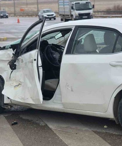 Aksaray’da tır ile otomobil çarpıştı: 4’ü hakem 5 yaralı