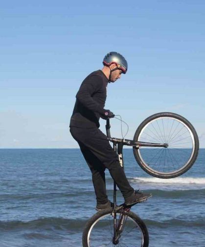 Bisiklet tutkunu gençten nefes kesen gösteri: Sahil kayalıkları parkuru oldu