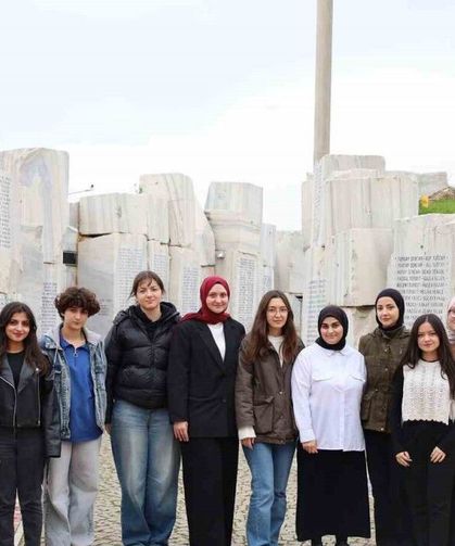 Deprem Anıtı’nda gençlerden anlamlı çalışma