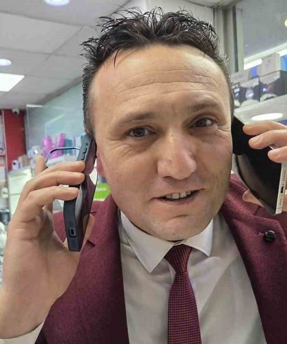 Döviz destesi masaya çıkınca telefoncu kendini tutamadı: Ağzı kulaklarına vardı
