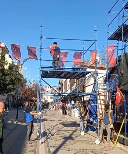 Edirne’de caddede bayrağa saygı: Türk bayrağını öperek kaldırdı