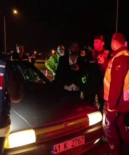 Ekiplerin zorlu denetimi: Alkollü sürücü direndi, bir diğeri tepki gösterdi