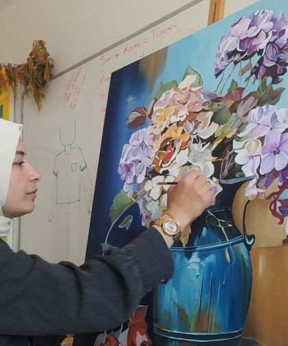 Fatsalı kadın ressam, çocukluk hayallerini tuvale yansıtıyor