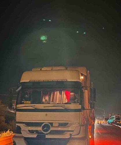 Gaziantep’te hafif ticari araç ile tır çarpıştı: 2’si çocuk 3 yaralı