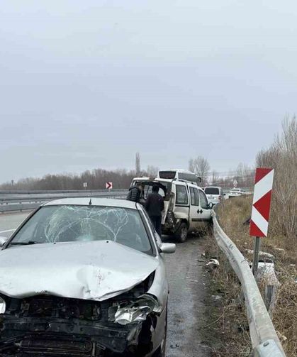 Kaza yapan araçlarının yanında bekleyen vatandaşlara otomobil çarptı: 5 yaralı