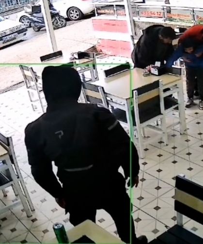 Kurye heimlich manevrasıyla boğulan çocuğu kurtardı: O anlar kamerada