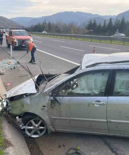 Lastiği patlayan otomobil bariyere çarpıp takla attı