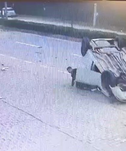 Taklalar atan otomobilden burnu kanamadan çıktı