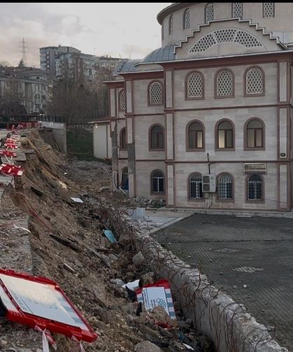 Bursa'da 2 aylık çile...Çöken duvar yolu da camiyi de kapattı
