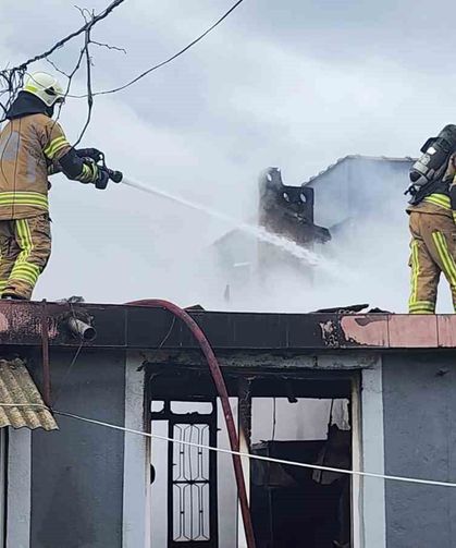Bursa'da müstakil evde yangın: Dumandan etkilenen yaşlı adam hastaneye kaldırıldı