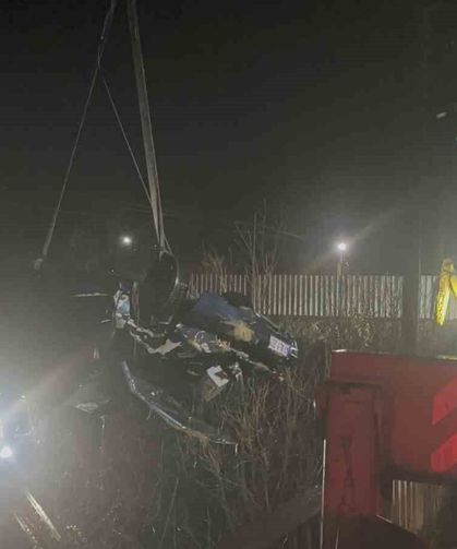 Otomobil çaya uçtu: Baba ve oğlu öldü