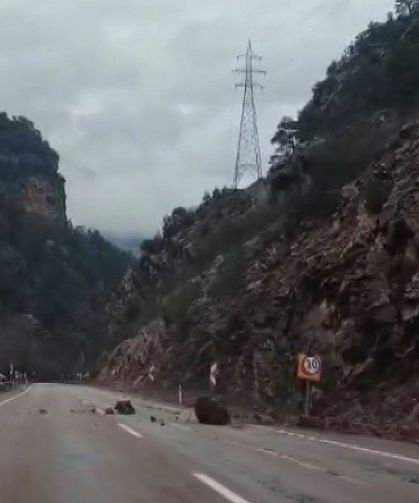 Saimbeyli'de yağışlar sonrası yola yine kaya düştü