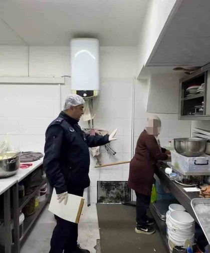 Zabıta denetimi esnasında mutfak tezgahında yıkanan paspas mide bulandırdı