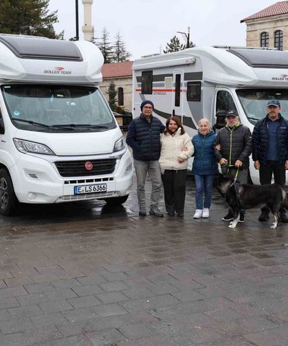 50 yıllık memleket hasretlerini karavanla gideriyorlar