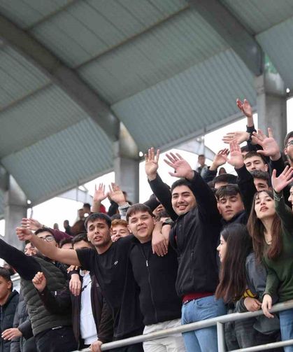 Adana'da liseli gençlerin maç heyecanı çıkan kavgayla yarıda kaldı
