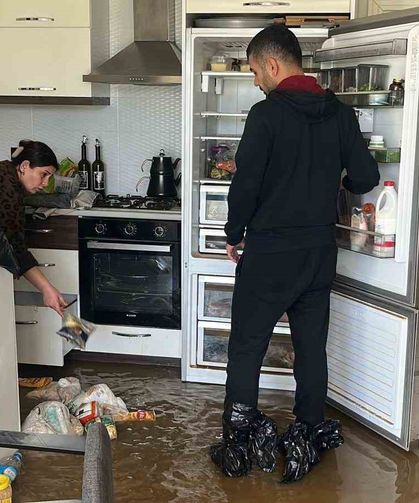 Alanya'da debi yükseldi, çay kenarındaki işletmeler sele kapıldı