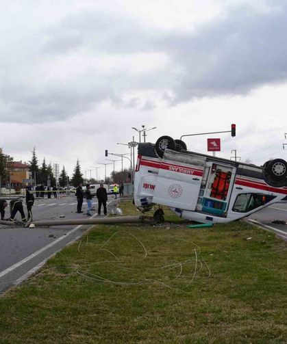 Ambulansla hafif ticari araç çarpıştı: 3 sağlık görevlisi yaralandı