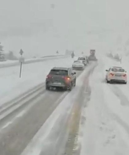 Antalya'nın bin 825 rakımlı Alacabel mevkiinde kar yağışı başladı