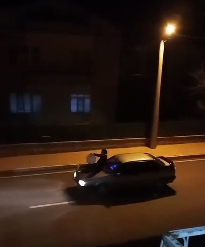 Aracın üzerine çıkan davulcu mahalleliyi sahura böyle uyandırdı