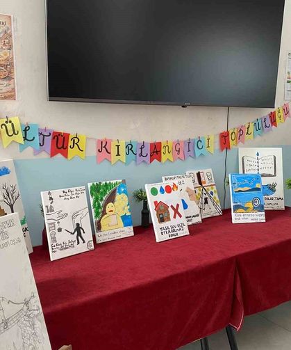 Atasözleri ve deyimler hayal gücüyle tuvale yansıtıldı