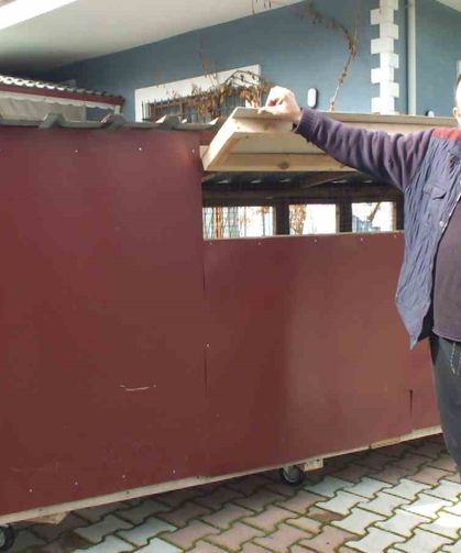 Balıkesir'de bir bakkal gezen tavuk kümesi yaptı