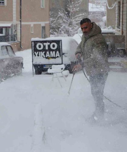 Bayburtlu esnaftan karla mücadeleye pratik çözüm: Karı yüksek basınçlı suyla temizledi