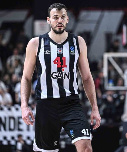 Beşiktaş'ta Ante Zizic hırsıyla panyayı kırdı, potayı parçaladı