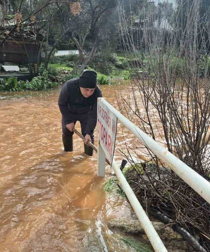 Bodrum'da sağanak yağış etkili oldu, iş yerlerini su bastı