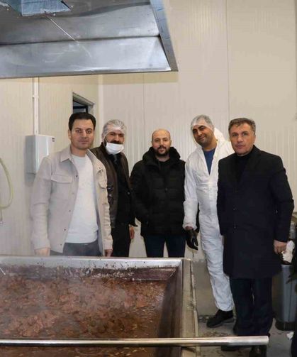 Cağ kebabın başkenti Oltu'da kavurma ve sucuk üretimi yapıyorlar