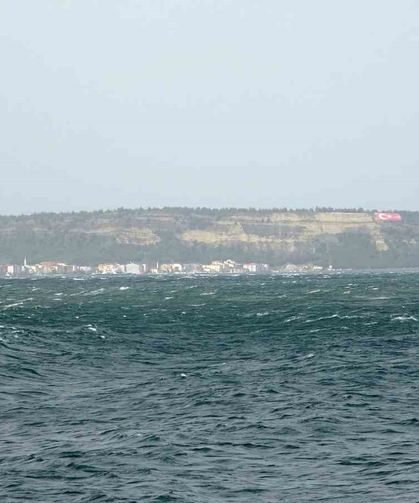 Çanakkale Boğazı fırtına nedeniyle trafiğe kapandı