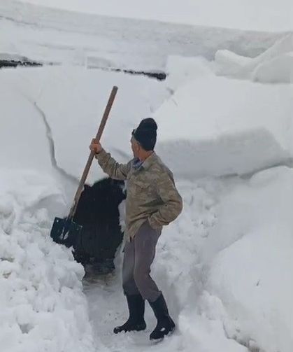 Çatıdan düşen kar kütlesinden saniyelerle kurtuldu