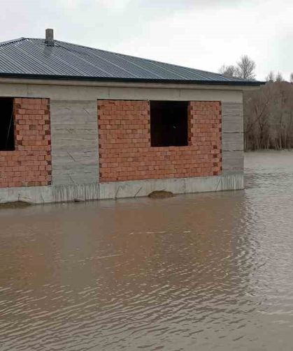 Çekerek ırmağı taştı; yollar ve tarlalar sular altında kaldı