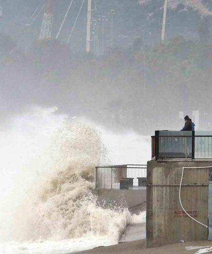 Dev dalgalar sahili dövdü: Martılar balık, define avcıları kıymetli eşya aradı