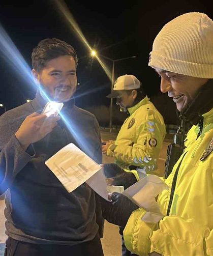Ehliyetini zarftan çıkarmak için 1 ay torpidoda tutup çevirmeye girmeyi bekledi
