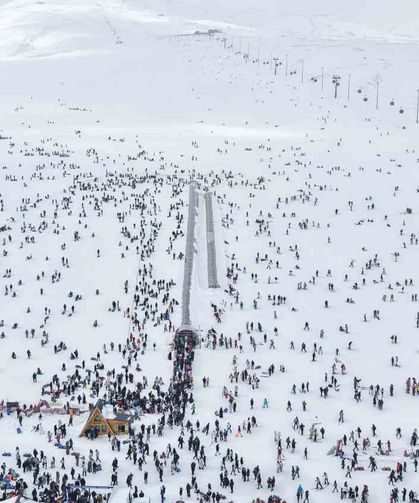 Erciyes'te hafta sonu pistler kayakçılarla doldu