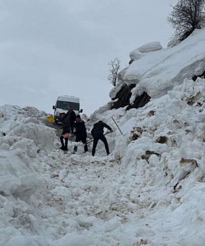 Hakkâri'de çığ düştü: Öğrenci servisi yolda kaldı