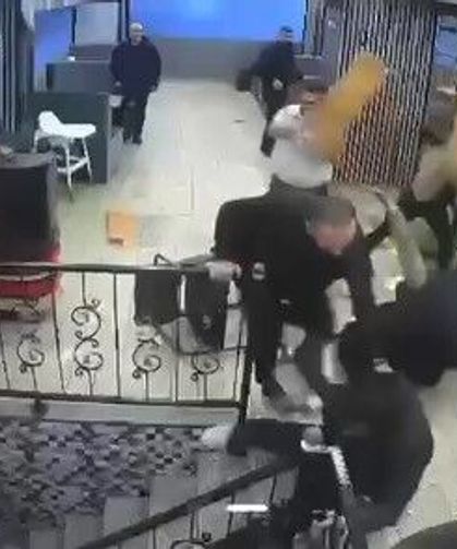 Kafede çıkan kavgada ortalık savaş alanına döndü: 100 bin liralık hasar