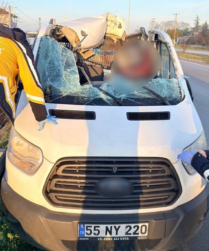 Kamyonet, beton köprü ayağı yüklü tıra çarptı: 1 ölü, 1 yaralı