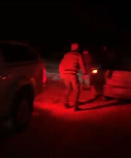 Kar ve tipiden yolda mahsur kalan vatandaşları AFAD ekipleri kurtardı