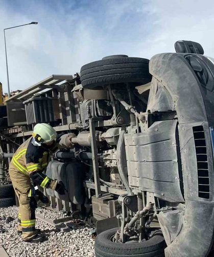 Karaman'da şiddetli fırtına kamyoneti devirdi, çatılar uçtu